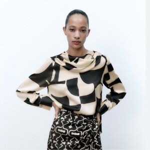 Zara Top Blouse with flowy round neck and long sleeves.